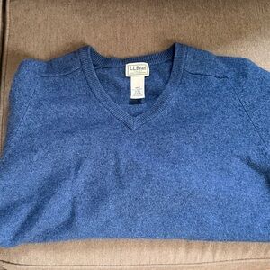 L.L. Bean Blue V-Neck Sweater Men’s Medium 100% Lambs Wool Blue Natural Fibers